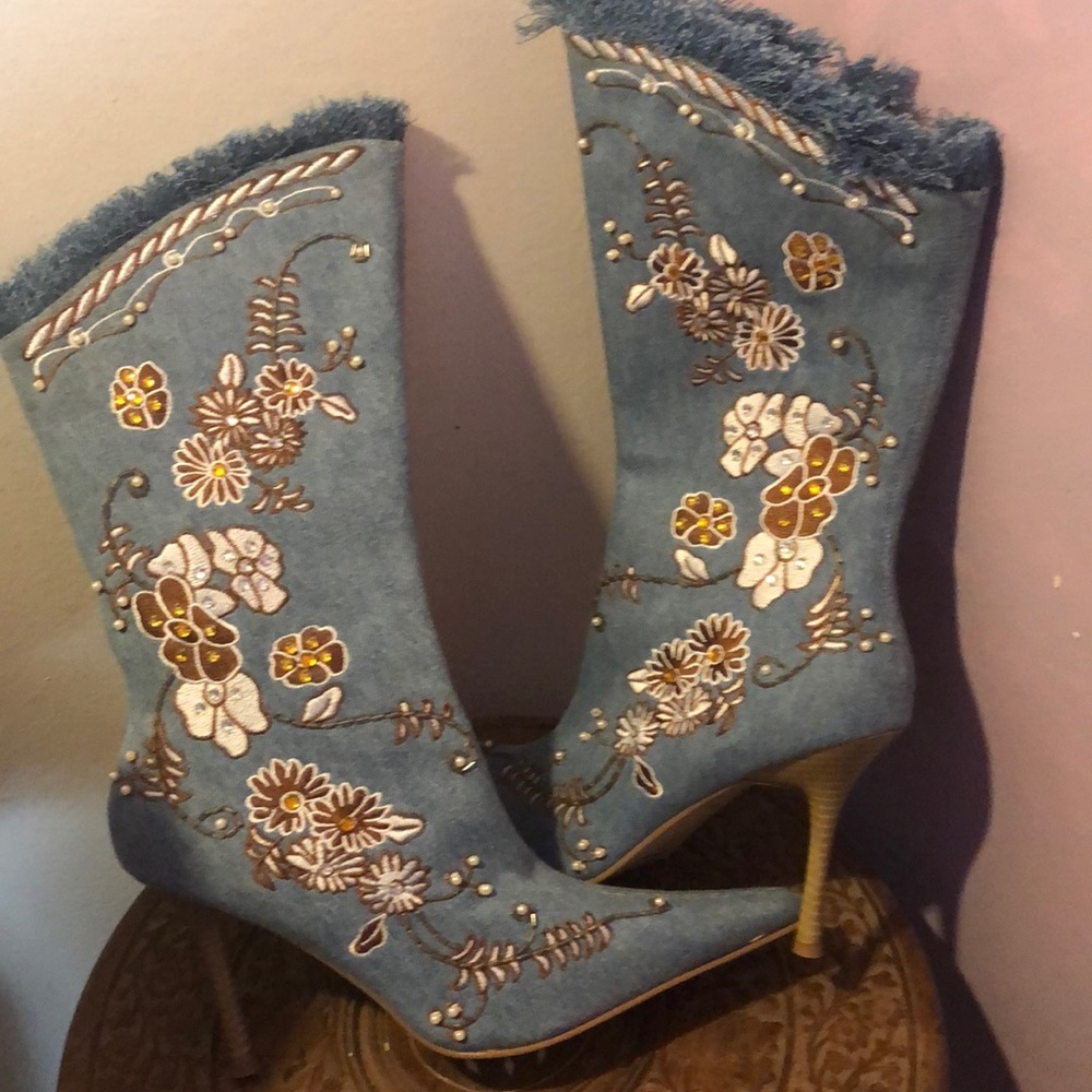 Denim boots with pearls